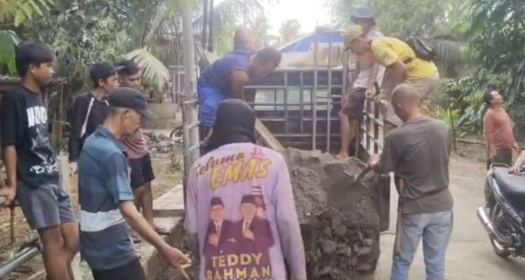 Seluma Emas di Tengah Jembatan Amblas, Warga Serindingan Perbaiki Sendiri Akses Vital
