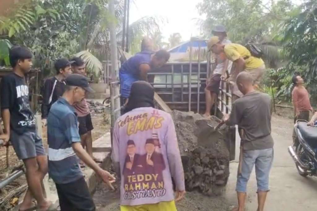 Seluma Emas di Tengah Jembatan Amblas, Warga Serindingan Perbaiki Sendiri Akses Vital Seluma Emas di Tengah Jembatan Amblas, Warga Serindingan Perbaiki Sendiri Akses Vital