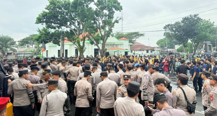 Unjuk Rasa Hari Tani di Bengkulu Ricuh, Polisi Semprot Water Cannon ke Massa