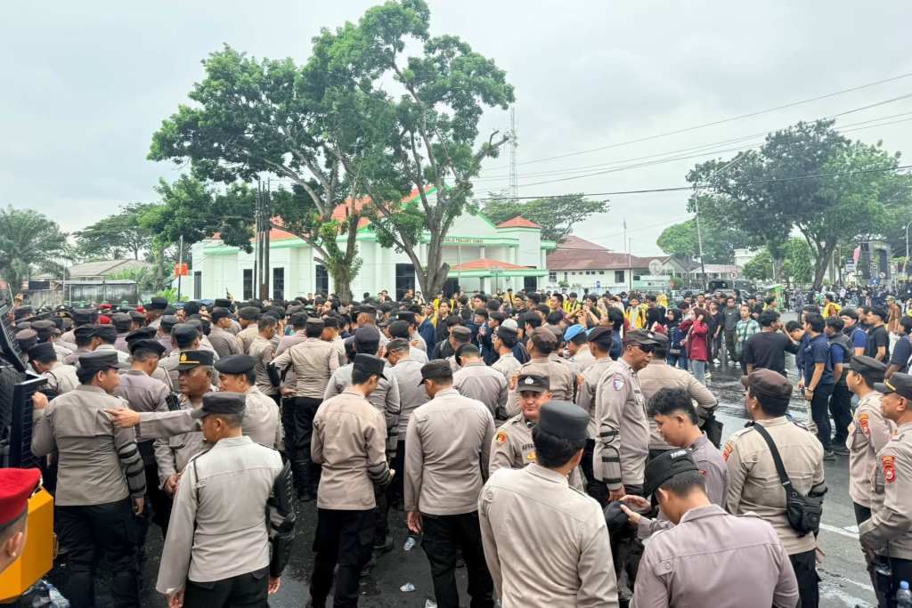 Unjuk Rasa Hari Tani di Bengkulu Ricuh, Polisi Semprot Water Cannon ke Massa
