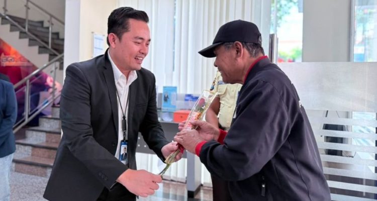 Usung 'Think Customer', Manajemen BRI Blitar Turun Langsung Sapa dan Beri Apresiasi Nasabah Usung 'Think Customer', Manajemen BRI Blitar Turun Langsung Sapa dan Beri Apresiasi Nasabah