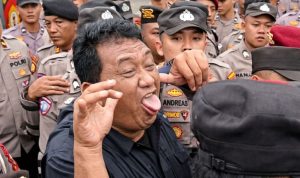 Viral, Pria Berkemeja Hitam Terekam Provokasi di Barisan Aparat Saat Demo Hari Tani Bengkulu