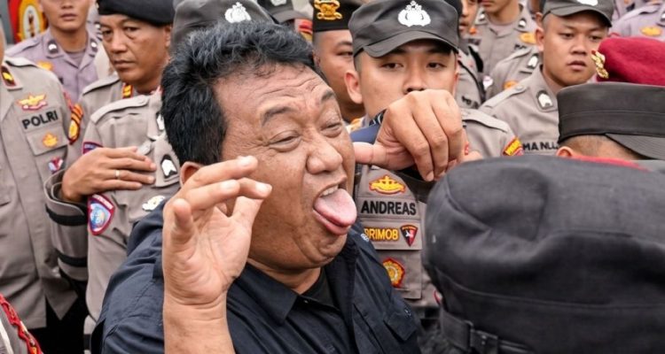 Viral, Pria Berkemeja Hitam Terekam Provokasi di Barisan Aparat Saat Demo Hari Tani Bengkulu