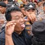 Viral, Pria Berkemeja Hitam Terekam Provokasi di Barisan Aparat Saat Demo Hari Tani Bengkulu