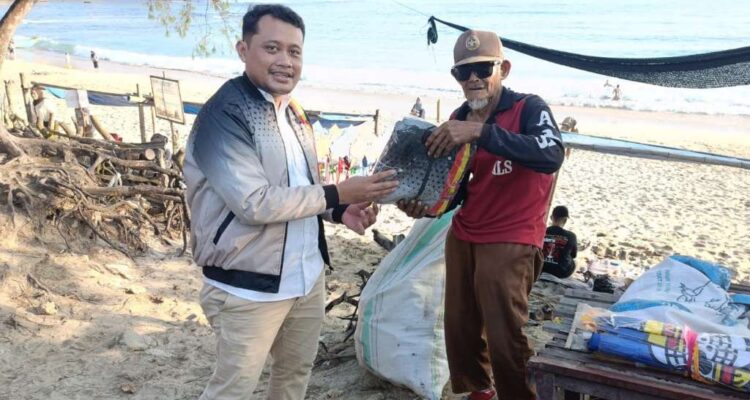 Angga Adi Wangsa Bersihkan Pesisir Tambakrejo Hingga Bagikan Jaket Gerindra di Hari Jadi Prabowo Subianto