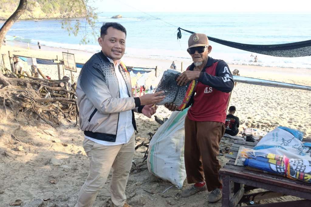 Angga Adi Wangsa Bersihkan Pesisir Tambakrejo Hingga Bagikan Jaket Gerindra di Hari Jadi Prabowo Subianto