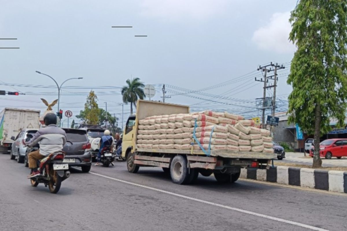 Bahayakan Pengendara, Truk Semen Tanpa Terpal Bebas Melenggang di Tengah Kota Bengkulu Bahayakan Pengendara, Truk Semen Tanpa Terpal Bebas Melenggang di Tengah Kota Bengkulu