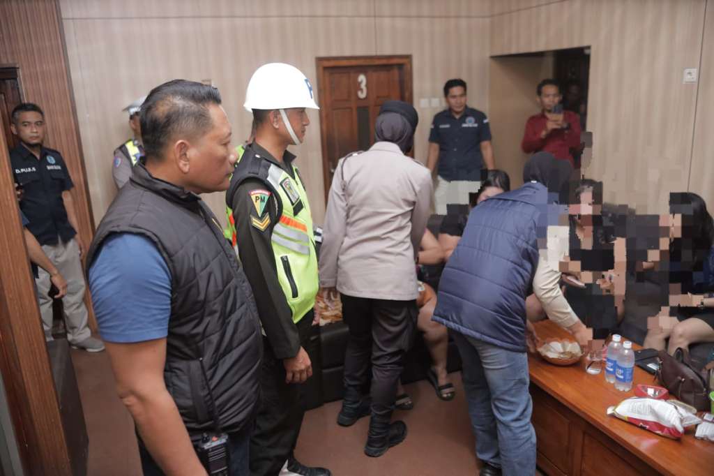 Cegah Peredaran Narkoba, Kapolres Blitar Pimpin Langsung Razia Tempat Hiburan Malam Cegah Peredaran Narkoba, Kapolres Blitar Pimpin Langsung Razia Tempat Hiburan Malam