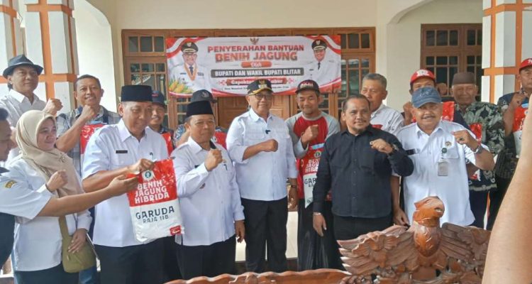 Dukung Ketahanan Pangan, Bupati Blitar Salurkan Bantuan Benih Jagung di Wonodadi