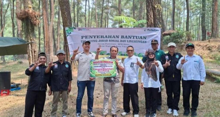 Dukung Pengembangan Wisata Pinus Loji, Perhutani KPH Blitar Salurkan Bantuan TJSL Rp25 Juta Dukung Pengembangan Wisata Pinus Loji, Perhutani KPH Blitar Salurkan Bantuan TJSL Rp25 Juta