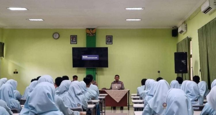 Edukasi Generasi Muda, Polres Blitar Sosialisasi Pemanfaatan AI Bagi Siswa MAN 2 Wlingi