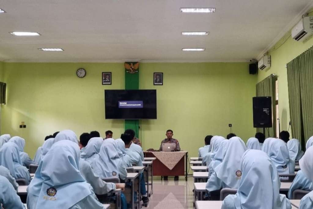 Edukasi Generasi Muda, Polres Blitar Sosialisasi Pemanfaatan AI Bagi Siswa MAN 2 Wlingi Edukasi Generasi Muda, Polres Blitar Sosialisasi Pemanfaatan AI Bagi Siswa MAN 2 Wlingi