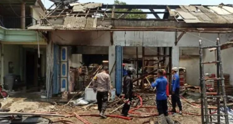 Gudang Toko Bangunan 999 di Blitar Terbakar, Kerugian Capai Rp500 Juta