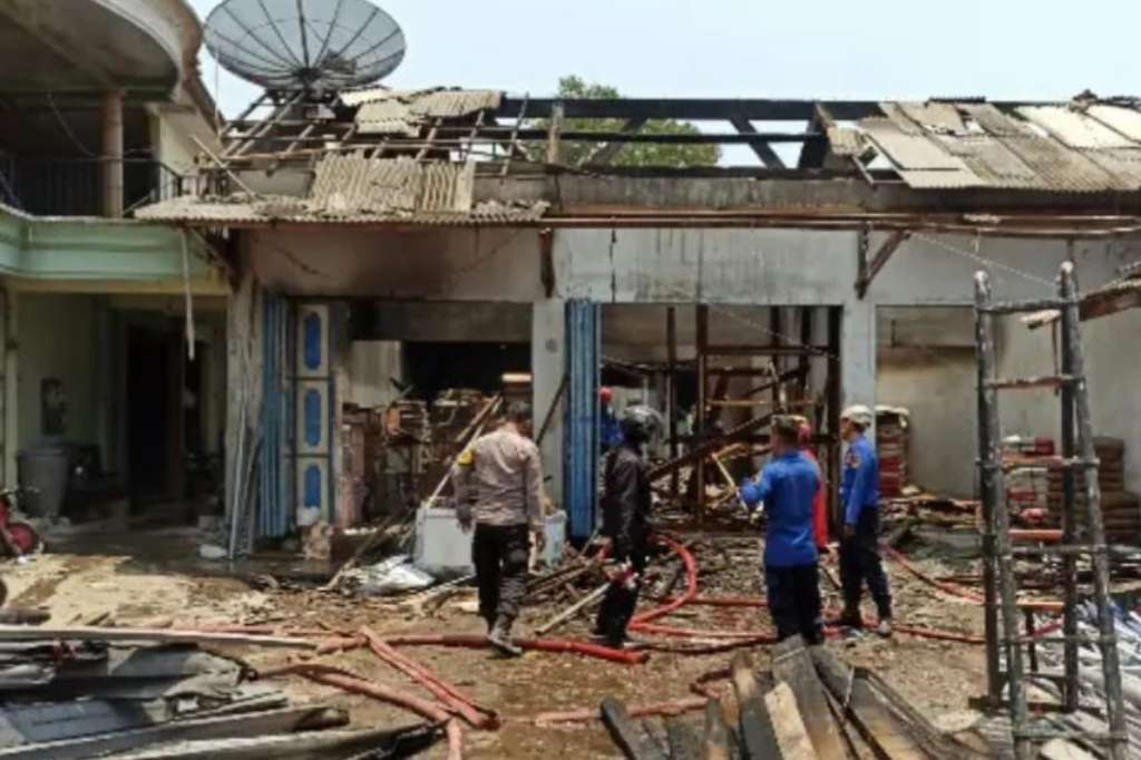 Gudang Toko Bangunan 999 di Blitar Terbakar, Kerugian Capai Rp500 Juta Gudang Toko Bangunan 999 di Blitar Terbakar, Kerugian Capai Rp500 Juta