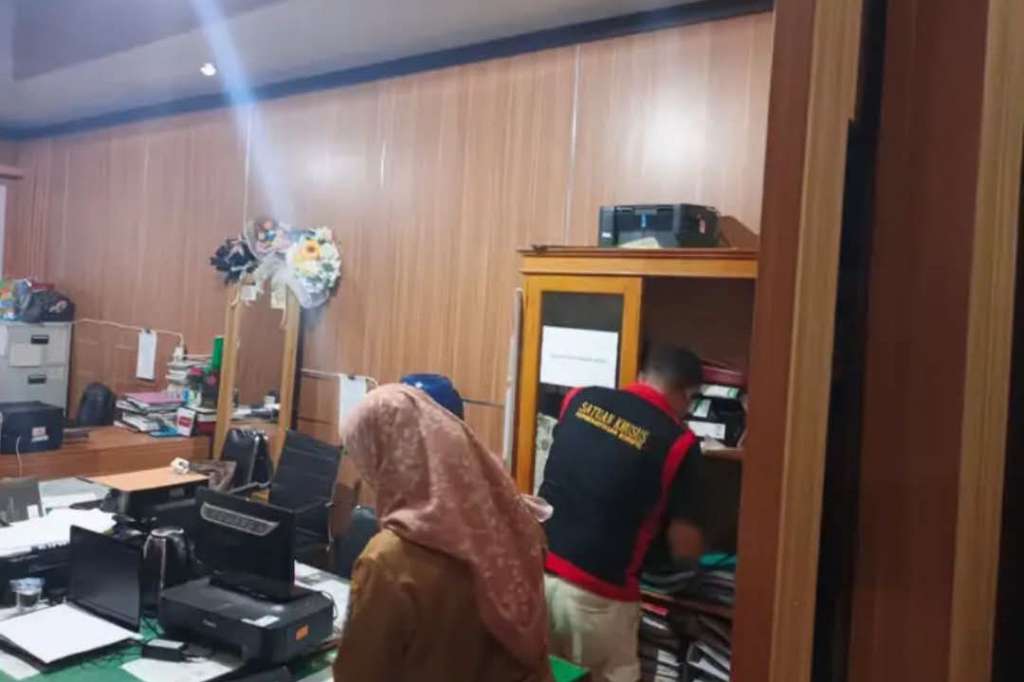Kejari Bengkulu Utara Geledah Kantor DPRD, Laptop Sempat Dilarikan Cepat Dikejar Jaksa Kejari Bengkulu Utara Geledah Kantor DPRD, Laptop Sempat Dilarikan Cepat Dikejar Jaksa