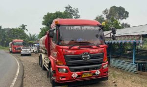 Kencing Tangki' BBM Bersubsidi di Liku Sembilan, 4 Sopir PT Elnusa Petrofin dan Pemilik Warung Diciduk Polisi Kencing Tangki' BBM Bersubsidi di Liku Sembilan, 4 Sopir PT Elnusa Petrofin dan Pemilik Warung Diciduk Polisi