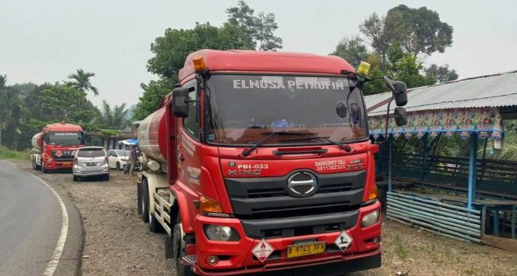 Kencing Tangki' BBM Bersubsidi di Liku Sembilan, 4 Sopir PT Elnusa Petrofin dan Pemilik Warung Diciduk Polisi Kencing Tangki' BBM Bersubsidi di Liku Sembilan, 4 Sopir PT Elnusa Petrofin dan Pemilik Warung Diciduk Polisi