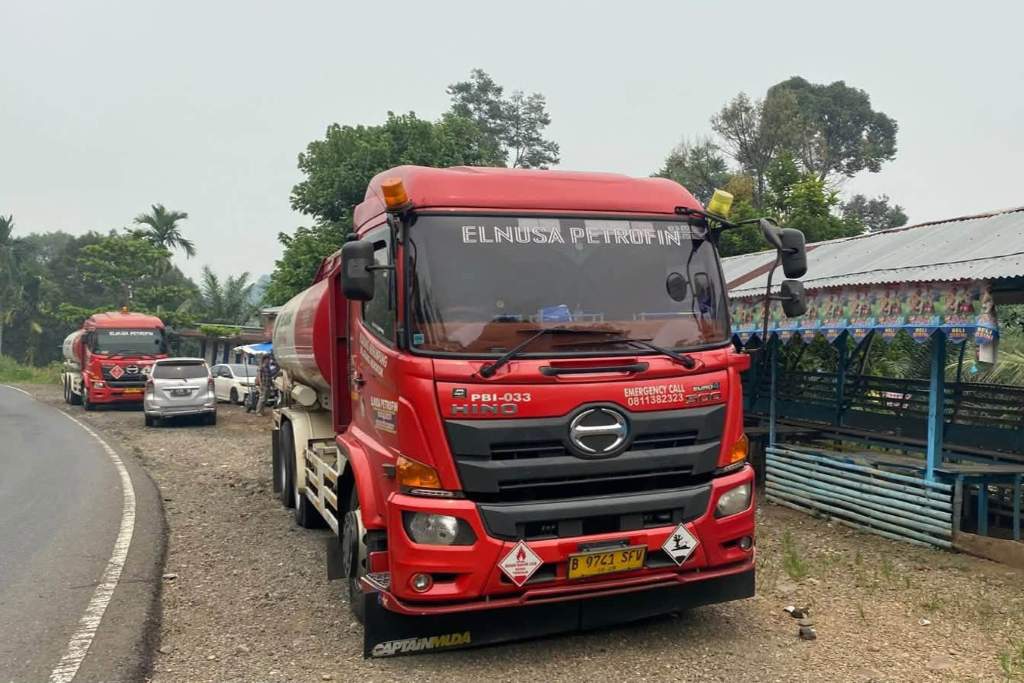 Kencing Tangki' BBM Bersubsidi di Liku Sembilan, 4 Sopir PT Elnusa Petrofin dan Pemilik Warung Diciduk Polisi Kencing Tangki' BBM Bersubsidi di Liku Sembilan, 4 Sopir PT Elnusa Petrofin dan Pemilik Warung Diciduk Polisi