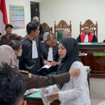 Kerugian Rp8,96 Miliar, Pengacara Yeyen Tawari 186 Korban Bayar Dicicil (yeyen) kemeja putih saat ingin meninggalkan ruang sidang