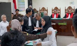 (yeyen) kemeja putih saat ingin meninggalkan ruang sidang