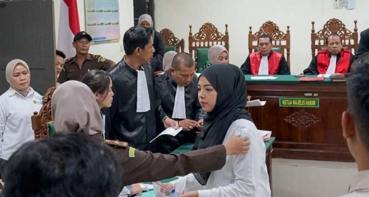 Kerugian Rp8,96 Miliar, Pengacara Yeyen Tawari 186 Korban Bayar Dicicil (yeyen) kemeja putih saat ingin meninggalkan ruang sidang