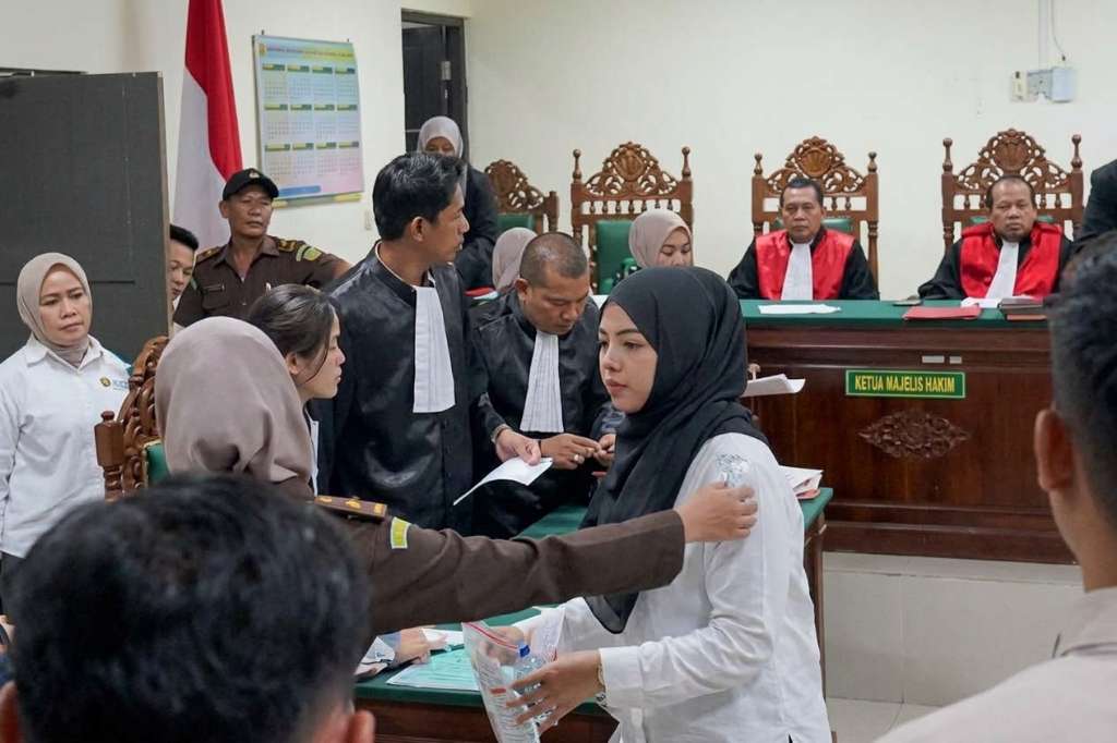 (yeyen) kemeja putih saat ingin meninggalkan ruang sidang