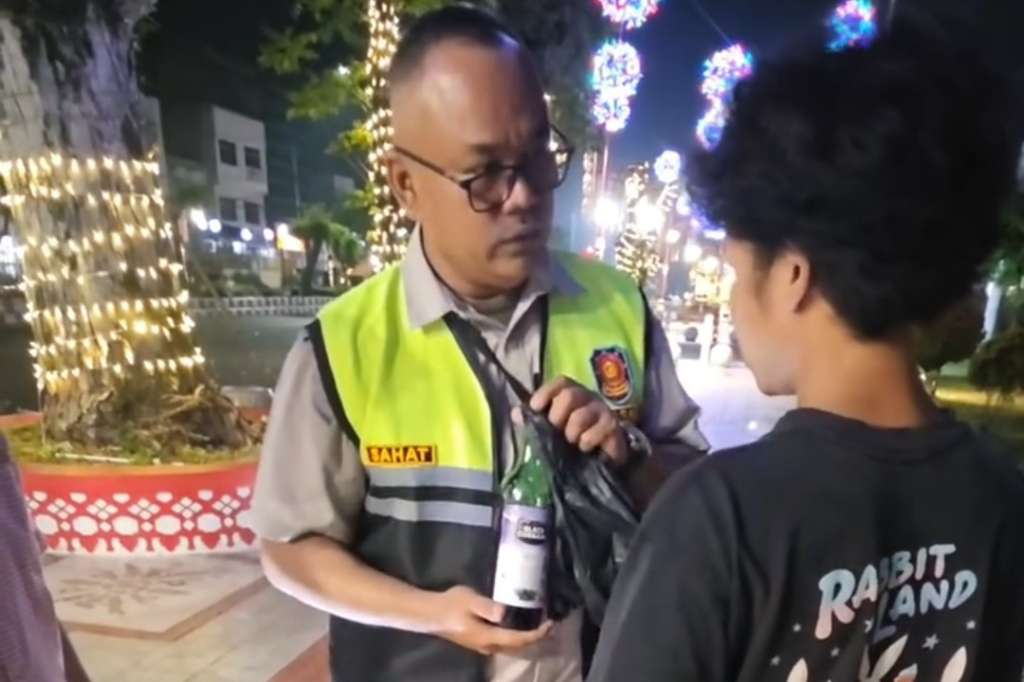 Ketahuan Minum Miras di Belungguk Point, Pengunjung Ngaku Beli di Warung Cik Yung Ketahuan Minum Miras di Belungguk Point, Pengunjung Ngaku Beli di Warung Cik Yung