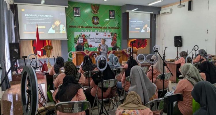 Manfaatkan Dana DBHCHT, DKPP Kota Blitar Latih 30 Anggota KWT Pemasaran Digital dan Produksi Konten