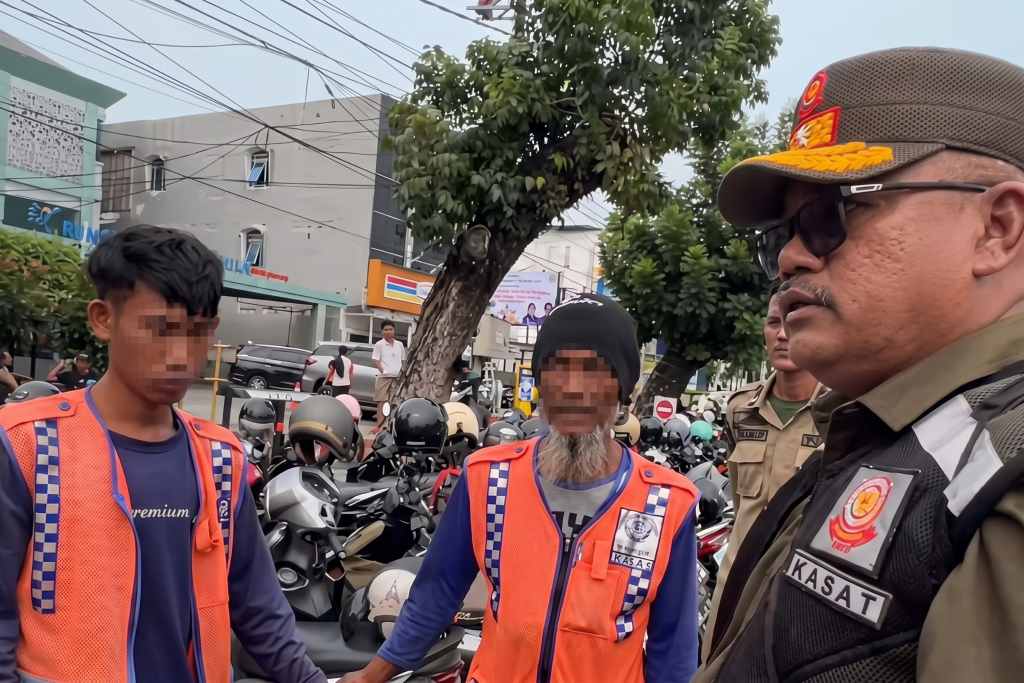 Parkir di Depan RS Tiara Sella Bikin Ulah Lagi, Empat Jukir Diamankan Satpol PP Parkir di Depan RS Tiara Sella Bikin Ulah Lagi, Empat Jukir Diamankan Satpol PP