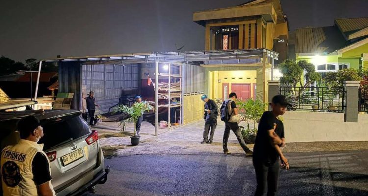 Polisi Geledah Rumah M Rizon, Usut Dugaan Korupsi Jalan Sentra Produksi Polisi Geledah Rumah M Rizon, Usut Dugaan Korupsi Jalan Sentra Produksi