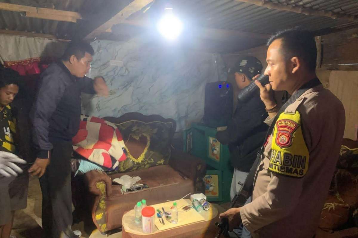 Polisi Gerebek Rumah Lokasi Pesta Narkoba di Rejang Lebong, Pelaku Kabur Lewat Pintu Belakang Polisi Gerebek Rumah Lokasi Pesta Narkoba di Rejang Lebong, Pelaku Kabur Lewat Pintu Belakang