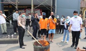 Polresta Bengkulu Musnahkan Sabu dan Ganja, Residivis dan Pelajar Terancam 15 Tahun Penjara Polresta Bengkulu Musnahkan Sabu dan Ganja, Residivis dan Pelajar Terancam 15 Tahun Penjara