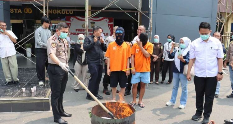 Polresta Bengkulu Musnahkan Sabu dan Ganja, Residivis dan Pelajar Terancam 15 Tahun Penjara Polresta Bengkulu Musnahkan Sabu dan Ganja, Residivis dan Pelajar Terancam 15 Tahun Penjara