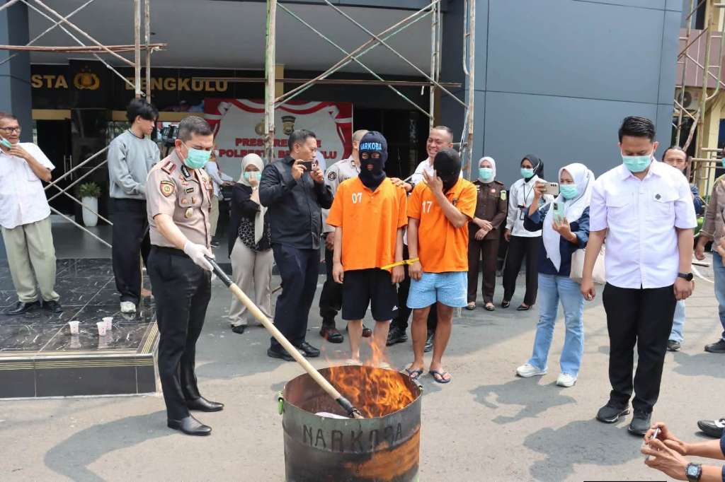 Polresta Bengkulu Musnahkan Sabu dan Ganja, Residivis dan Pelajar Terancam 15 Tahun Penjara Polresta Bengkulu Musnahkan Sabu dan Ganja, Residivis dan Pelajar Terancam 15 Tahun Penjara
