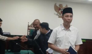 Sambil Menangis Bacakan Pledoi, Mantan Bupati Rejang Lebong Minta Keringanan Hukuman