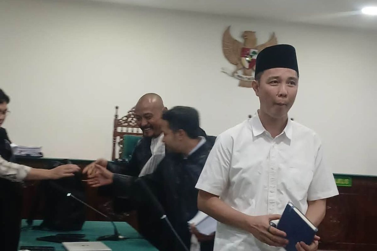 Sambil Menangis, Mantan Bupati Rejang Lebong Minta Keringanan Hukuman Sambil Menangis Bacakan Pledoi, Mantan Bupati Rejang Lebong Minta Keringanan Hukuman
