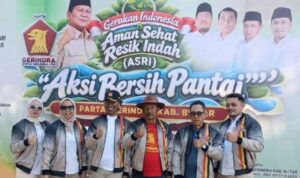 Semarakkan HUT Prabowo, Ratusan Kader Gerindra Bersihkan Sampah di Pantai Tambakrejo