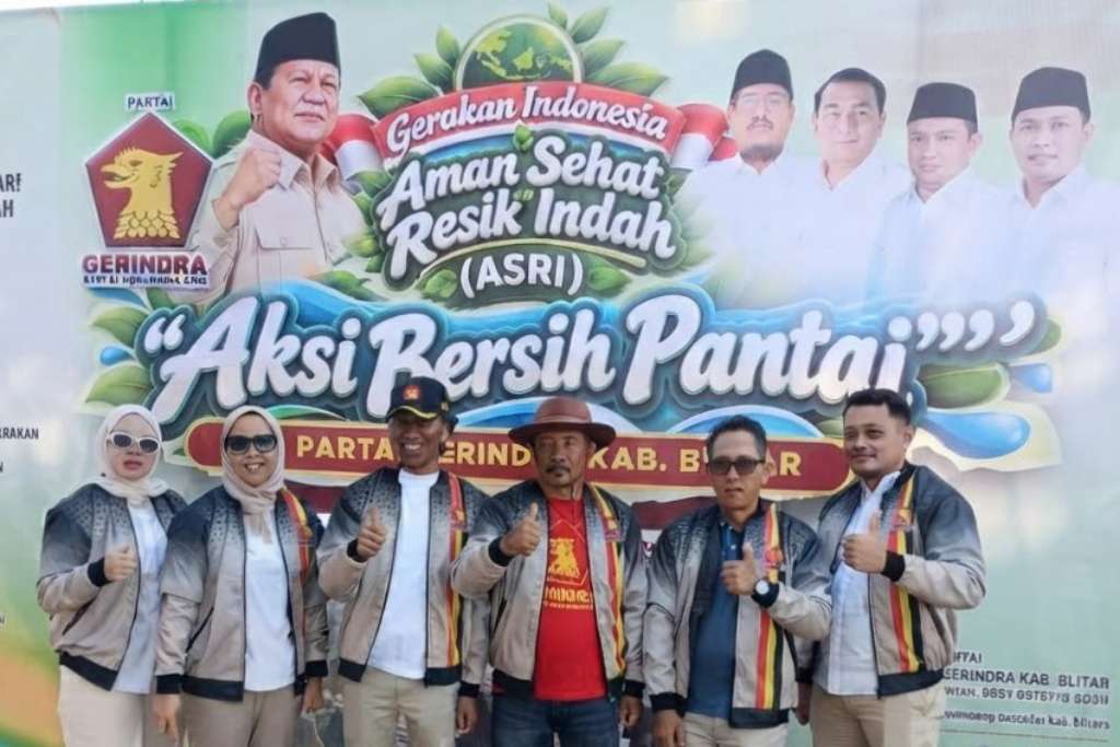 Semarakkan HUT Prabowo, Ratusan Kader Gerindra Bersihkan Sampah di Pantai Tambakrejo