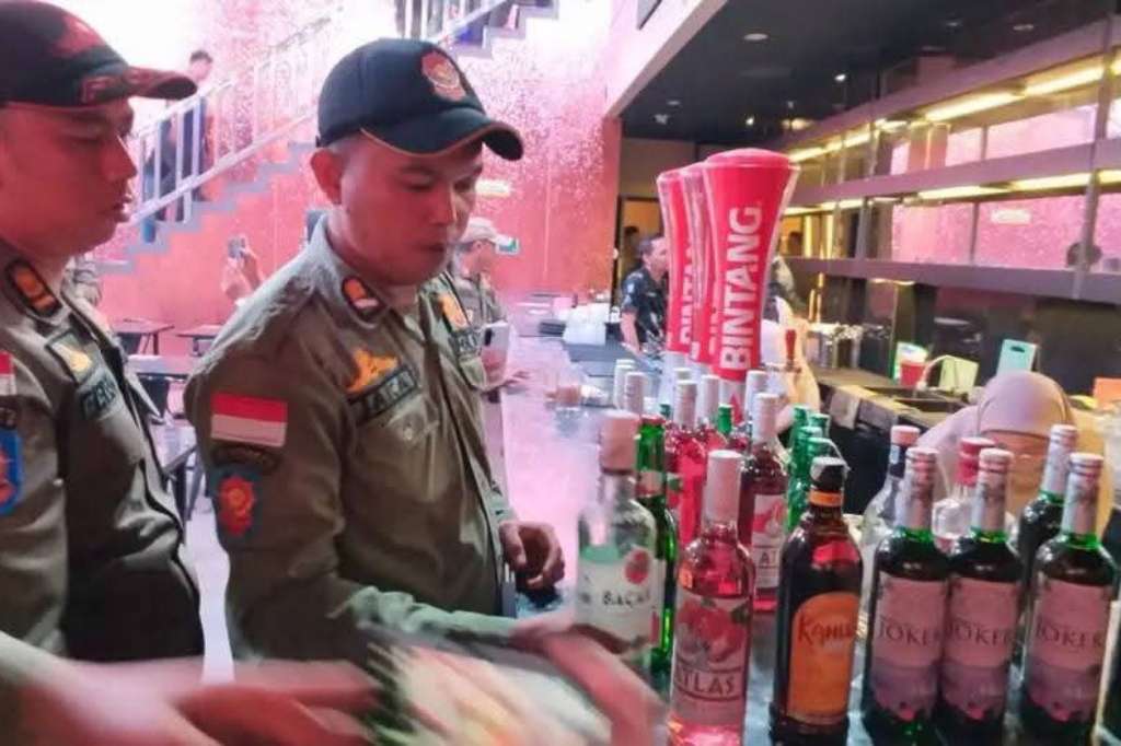 Sita Minuman Beralkohol Tanpa Izin, Satpol PP Bengkulu Sisir Tempat Hiburan Pantai Panjang Sita Minuman Beralkohol Tanpa Izin, Satpol PP Bengkulu Sisir Tempat Hiburan Pantai Panjang