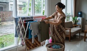 Trik Menghilangkan Bau Apek Pakaian Saat Musim Hujan Tanpa Mesin Pengering