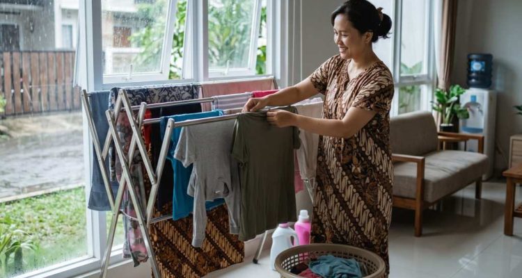 Trik Menghilangkan Bau Apek Pakaian Saat Musim Hujan Tanpa Mesin Pengering