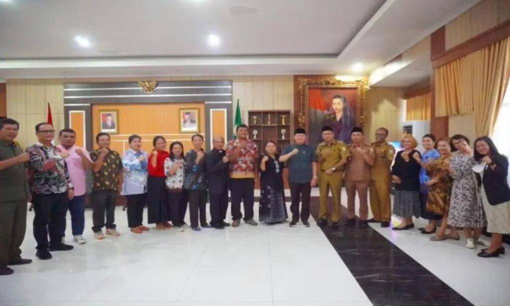 Foto Bersama, Gubernur Bengkulu Rohidin Mersyah Bersama Hkbp Dan Pgiw