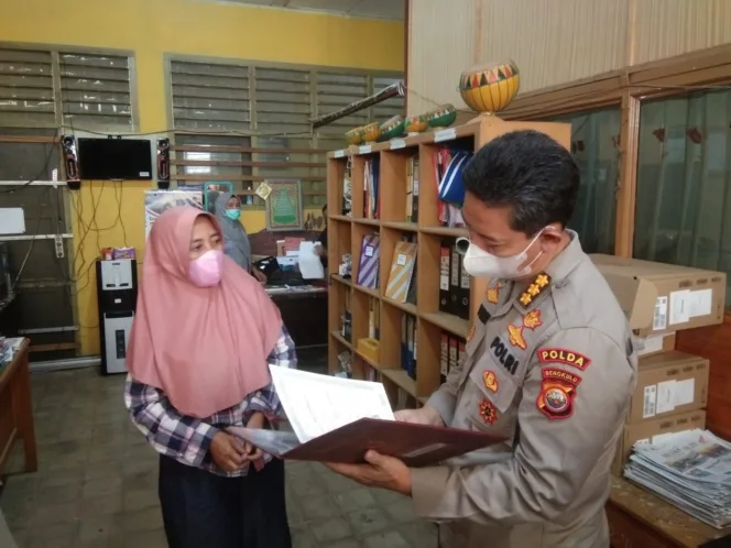 
					Kapolda Bengkulu Irjen Pol Agung Wicaksono melalui Irwasda menebus Ijazah.