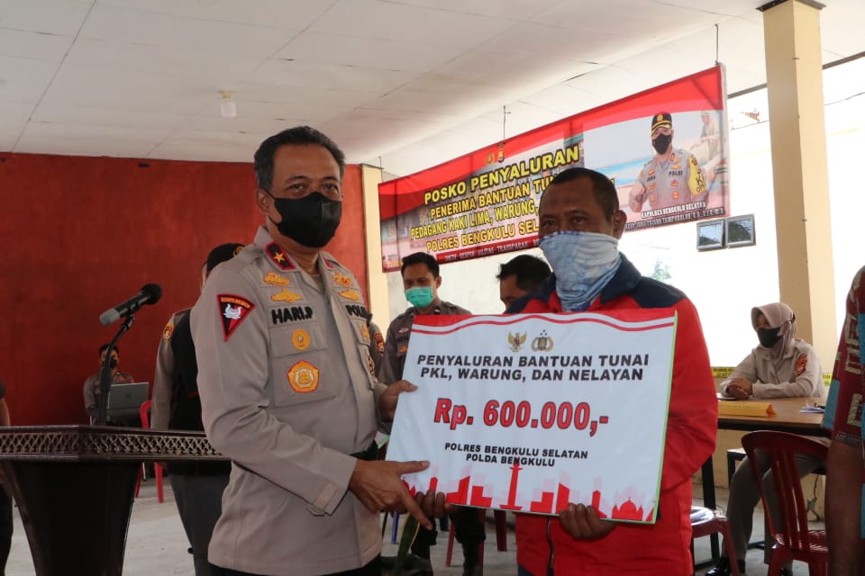 Polres Bs Salurkan Bantuan Rp 11,7 Milyar Untuk Pedagang Kaki Lima Dan Nelayan