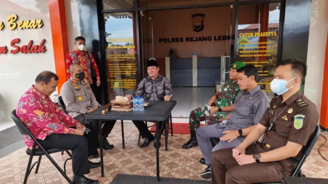 
					Wakil Gubernur Bengkulu Rosjonsyah, melakukan kunjungan kerja ke Kabupaten Rejang Lebong sekaligus meninjau lokasi vaksinasi di Lapangan Apel Satya Haprabu Polres Rejang Lebong