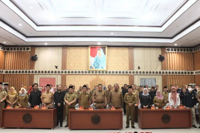 
					Pertemuan Pemprov dengan KPU, Bawaslu, Tim Anggaran Pemerintah Daerah (TAPD) provinsi, kabupaten dan kota serta Kesbangpol kabupaten dan kota