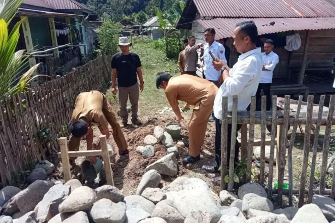 
					Camat dan Kades saat peletakan batu pertama titik nol pembangunan 