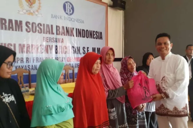 
					Ketua Komisi II DPRD Provinsi Bengkulu Dapil Seluma, Jonaidi SP saat membagikan bantuan sembako