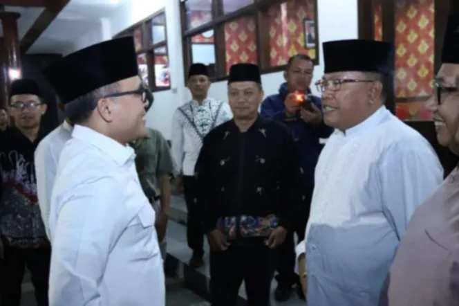 
					Walikota Blitar Santoso dan Rijanto mantan Bupati Blitar mendampingi Menpan RB ziarah ke makam Bung Karno