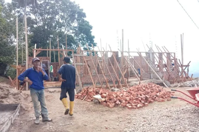 
					Proses pembangunan gedung Posyandu 